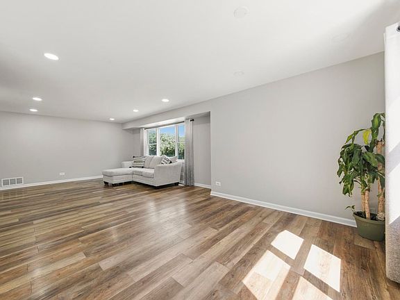 5th image of 790 Evergreen Ln