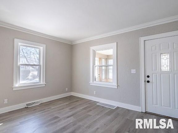 5th image of 102 Lawndale Ave