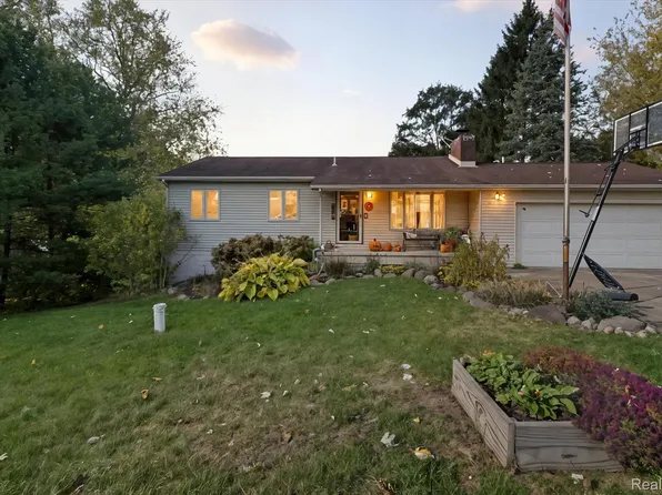 1747 Lombardy Dr, Highland, MI 48356