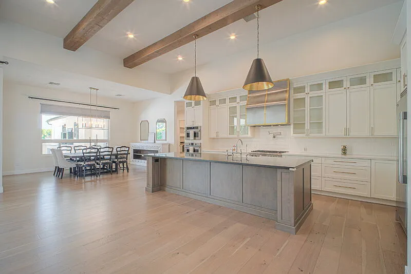 4 bed, 6.0 bath, 5050 sqft, $7,500 — Photo 3