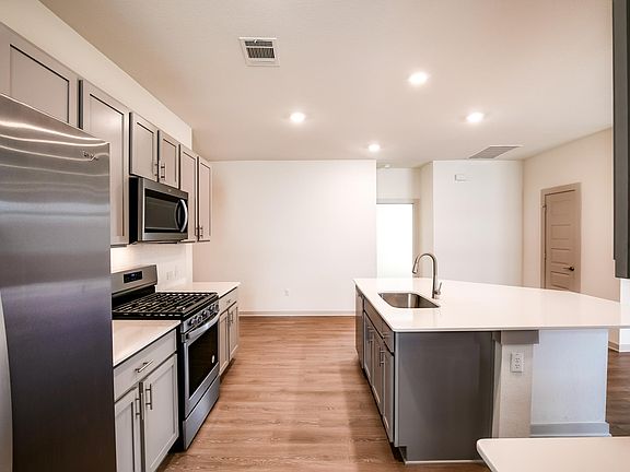 4th image of 400 Florenz Ln