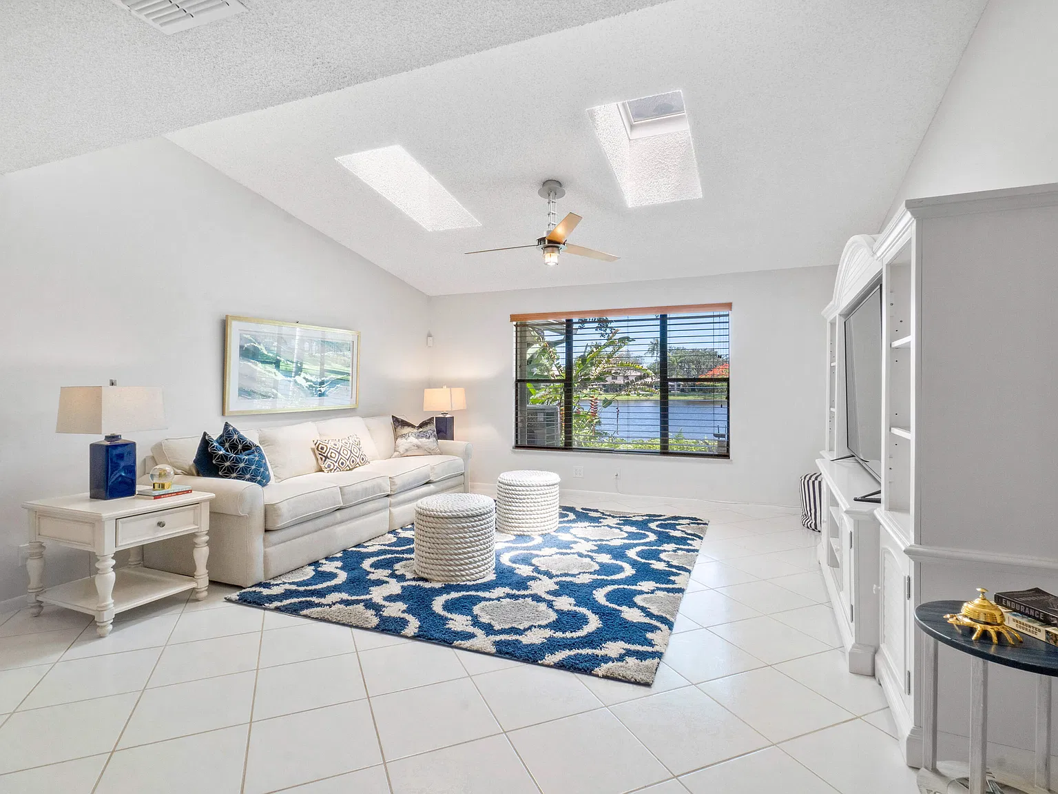 3 bed, 2.5 bath, 2290 sqft, $4,300 — Photo 2