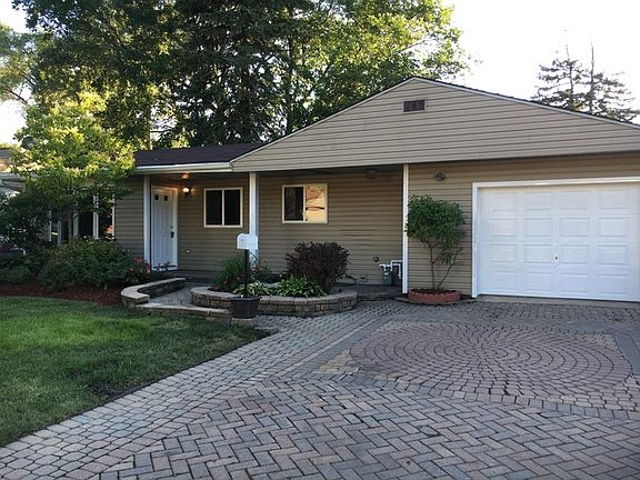 3rd image of 32 Aspen Ln