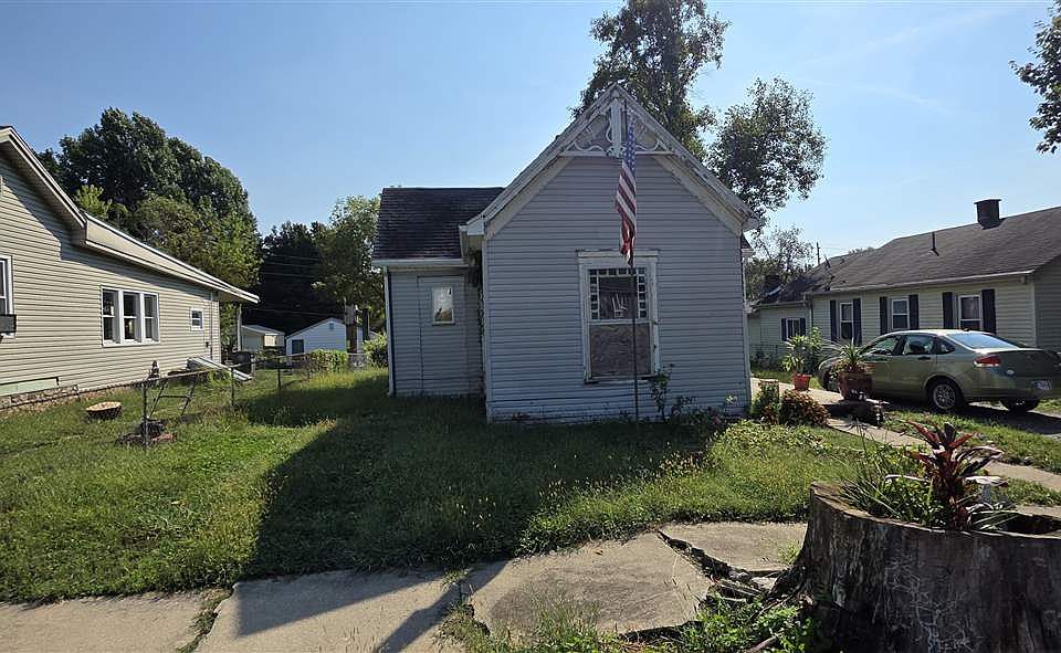 2nd image of 1042 Beech St