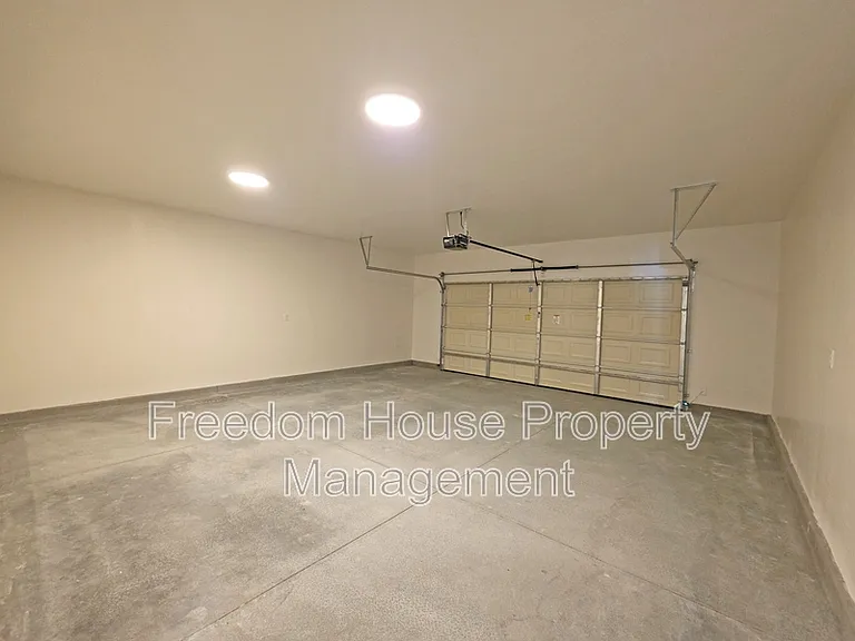 1701 Sycamore Ave #A — Photo 32