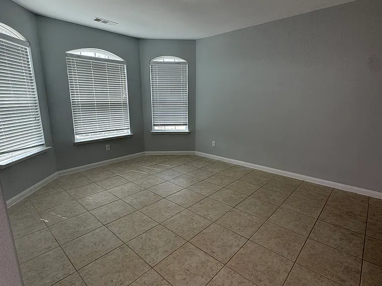 2132 Mulberry Dr — Photo 3