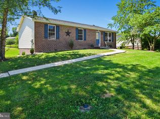190 Jameslee Dr, Chambersburg, PA 17202
