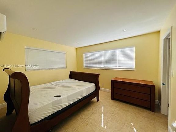 3rd image of 720 SE 15th St #2R