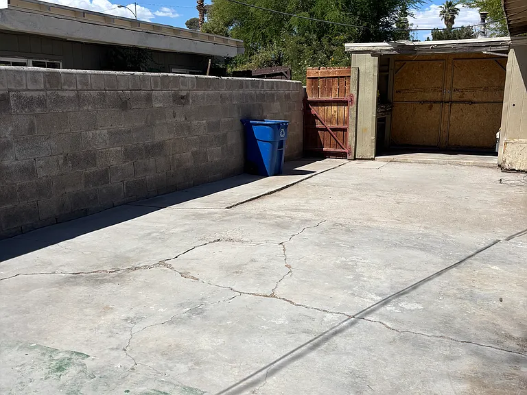 Salt Lake St — Photo 13