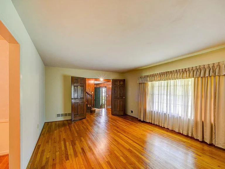 3500 Sloan Ct — Photo 4