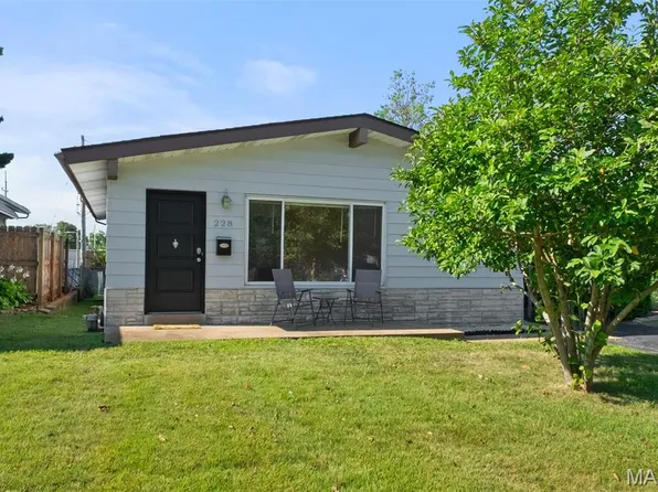 228 Deane Ct, Saint Louis, MO 63127