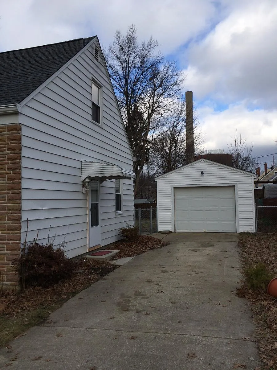 Building Photo - 2319 Valley Rd