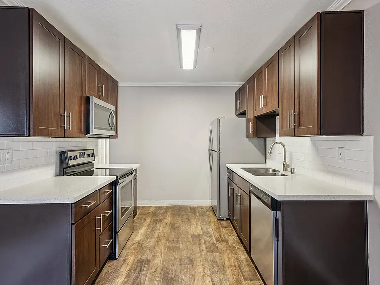 La Valencia Apartment Homes — Photo 6