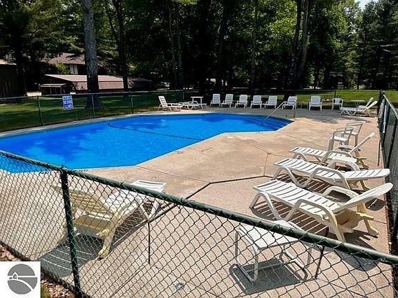 4th image of 6885 Pinebrook Dr
