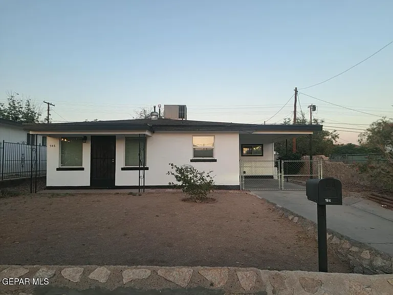 986 Gloria St — Photo 1