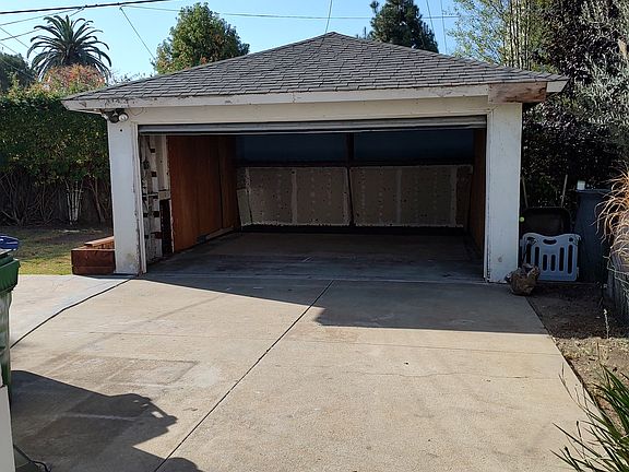 2 car garage and backyard to the leftv