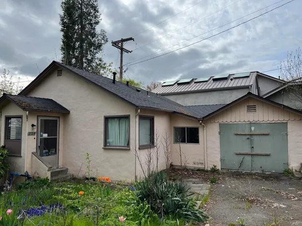 754 NW 6th St, Grants Pass, OR 97526