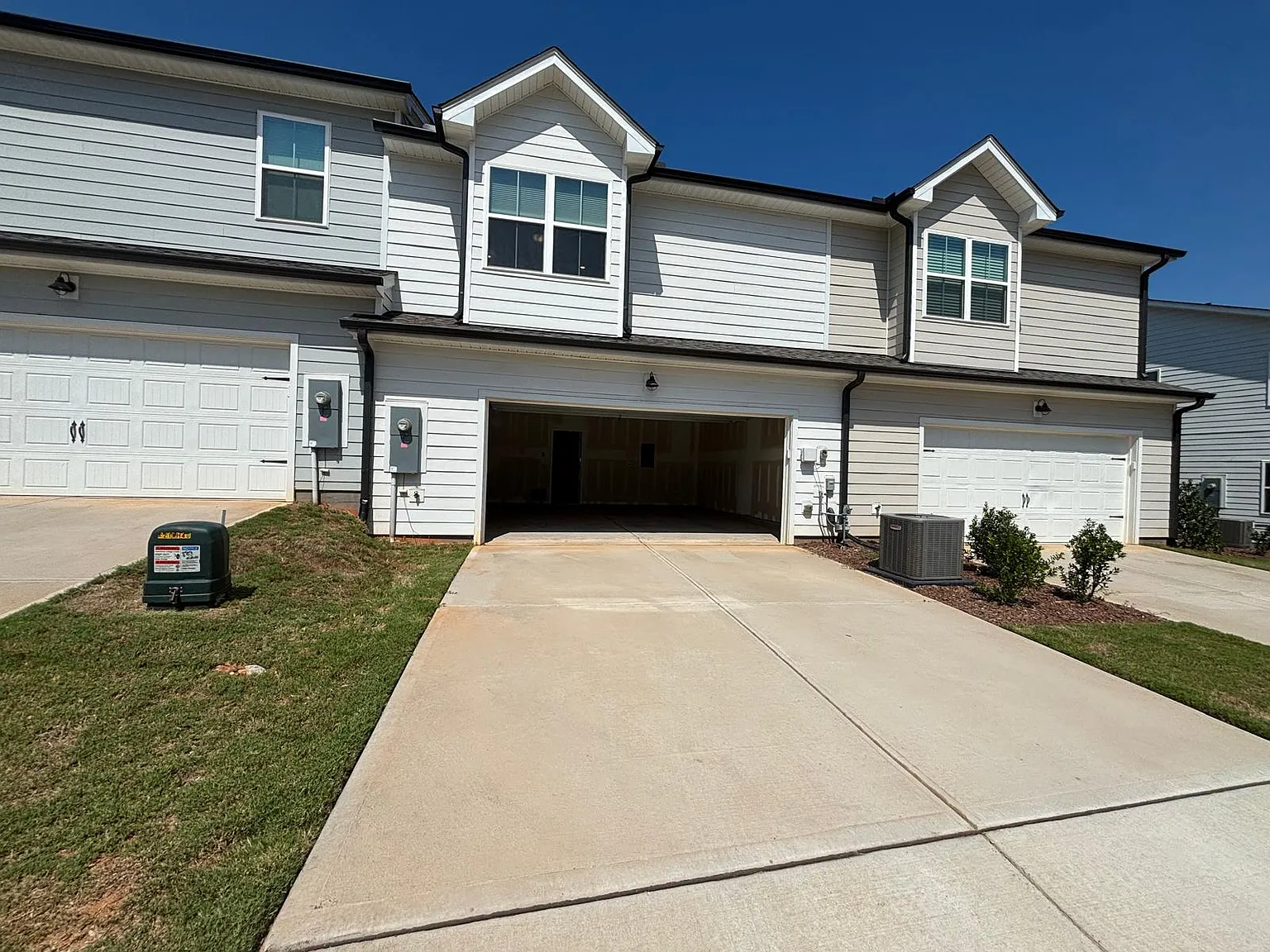 3 bed, 2.5 bath, 1938 sqft, $1,950 — Photo 3