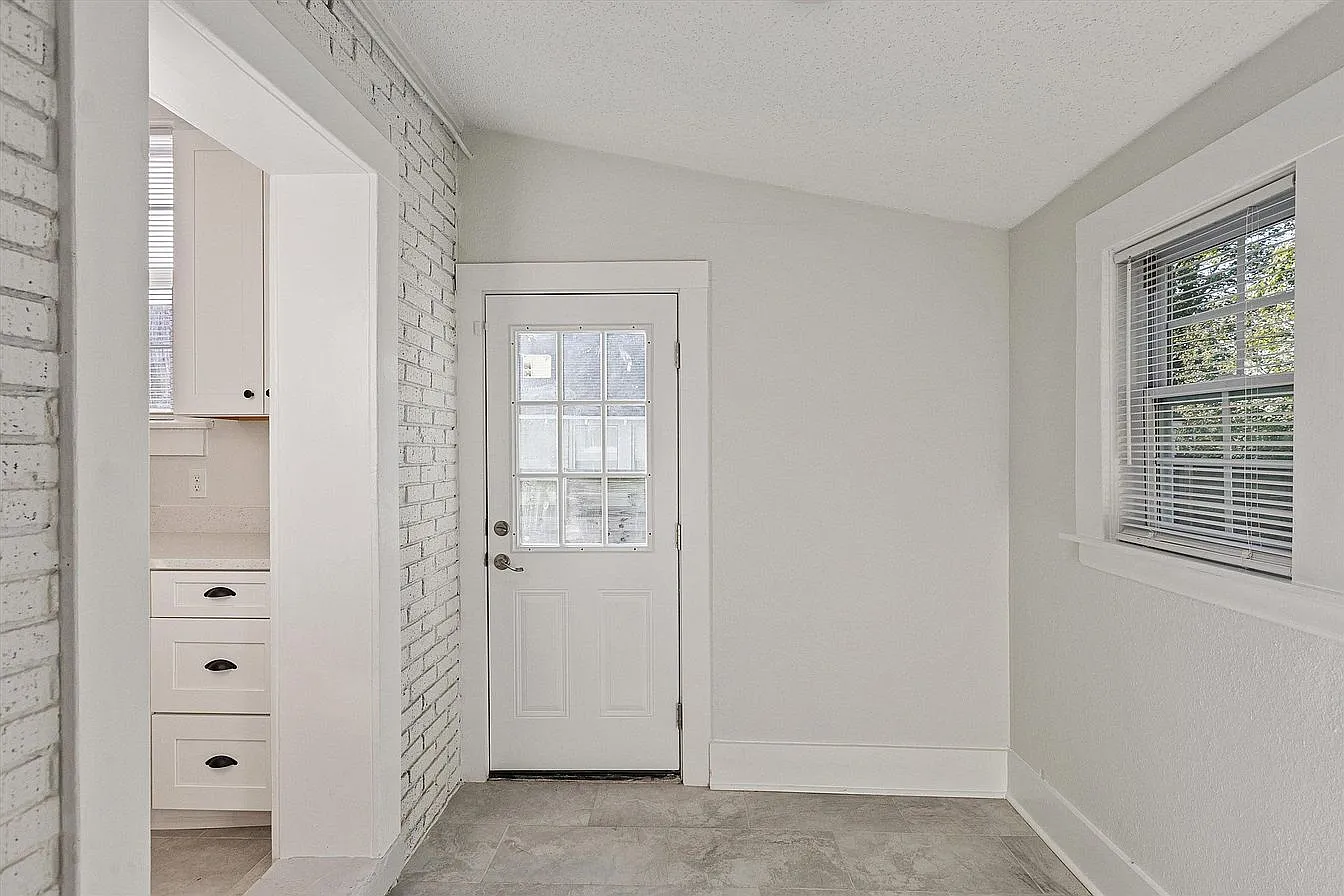 4 bed, 2.5 bath, $2,195 — Photo 2