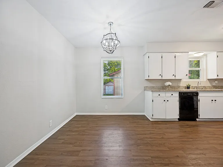 1225 W Hanna St — Photo 9