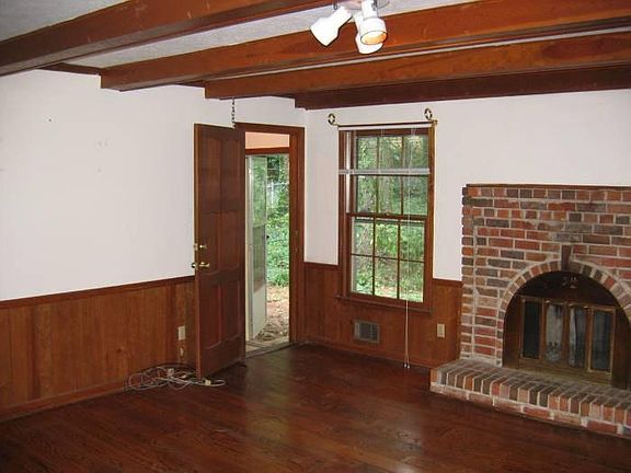 Living room w/fireplace