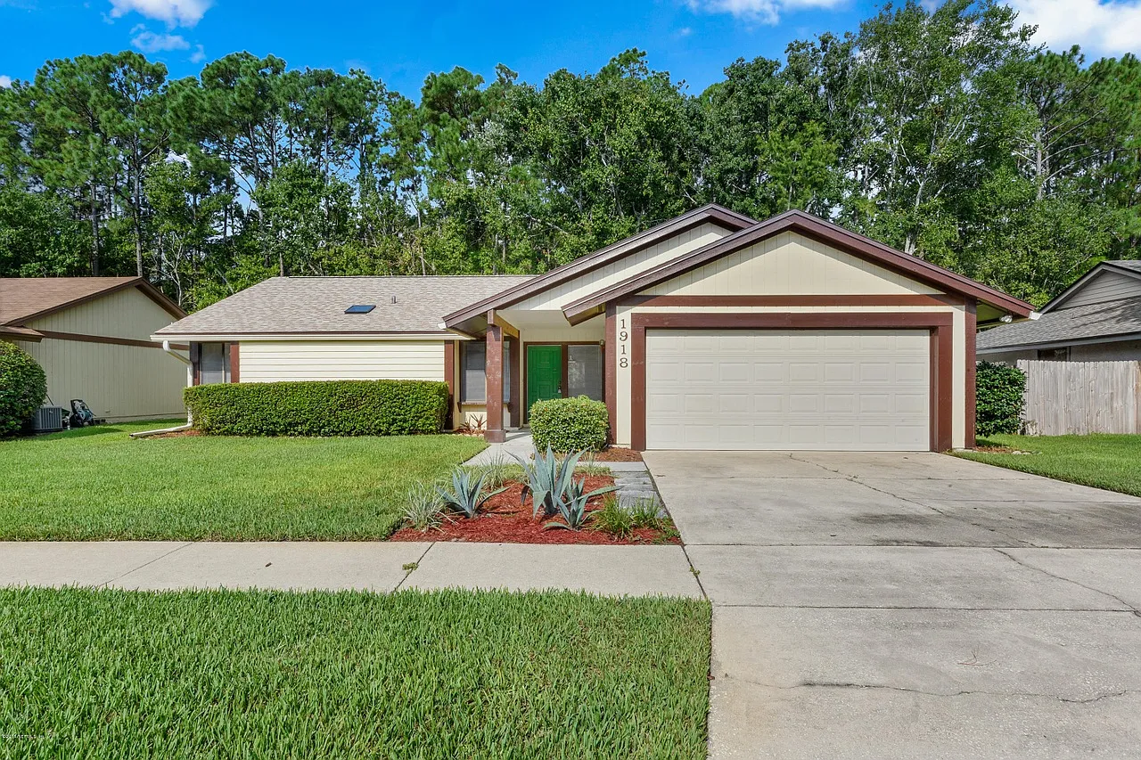 3 bed, 1447 sqft, $2,300 — Photo 1