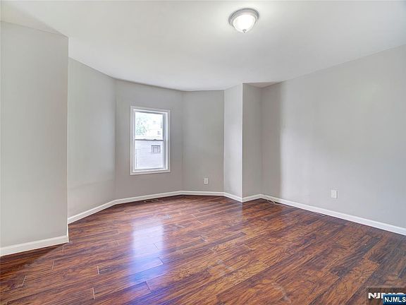 5th image of 198 N 17th St