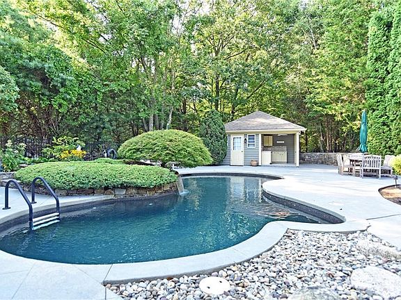 4th image of 100 Pheasant Dr