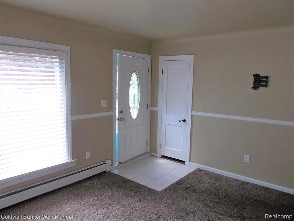 3 bed, 936 sqft, $1,900 — Photo 2