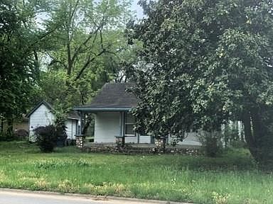 4th image of 902 NE 2nd St