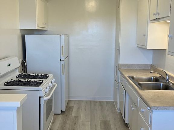 5th image of 1035 Cliff Dr #6