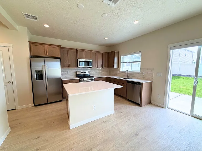 3411 W Scree St — Photo 2