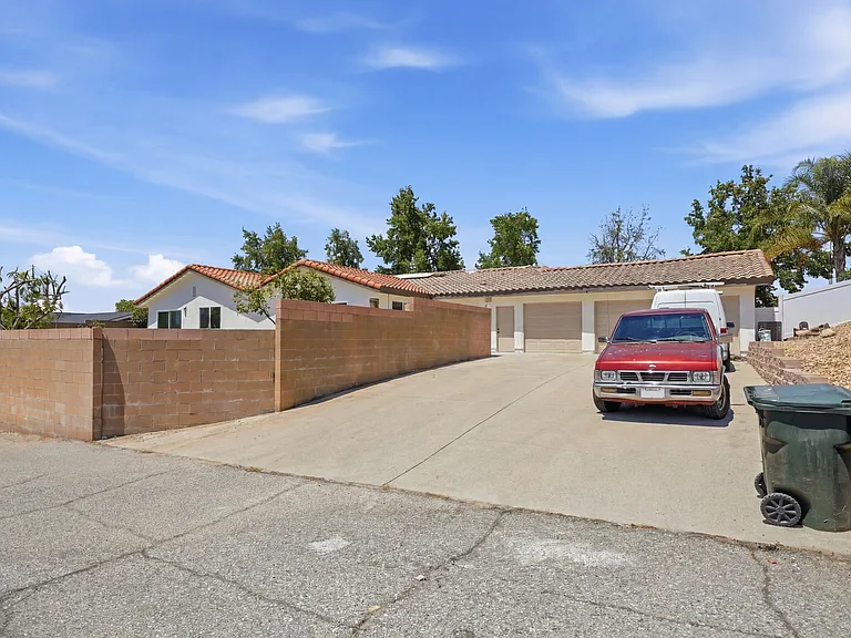 1814 N San Antonio Ave — Photo 3
