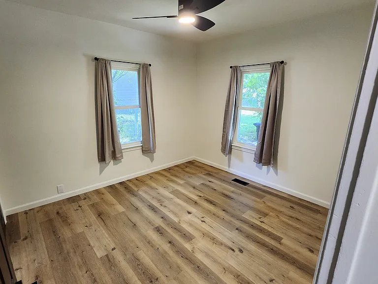 139 NW Louise St — Photo 9