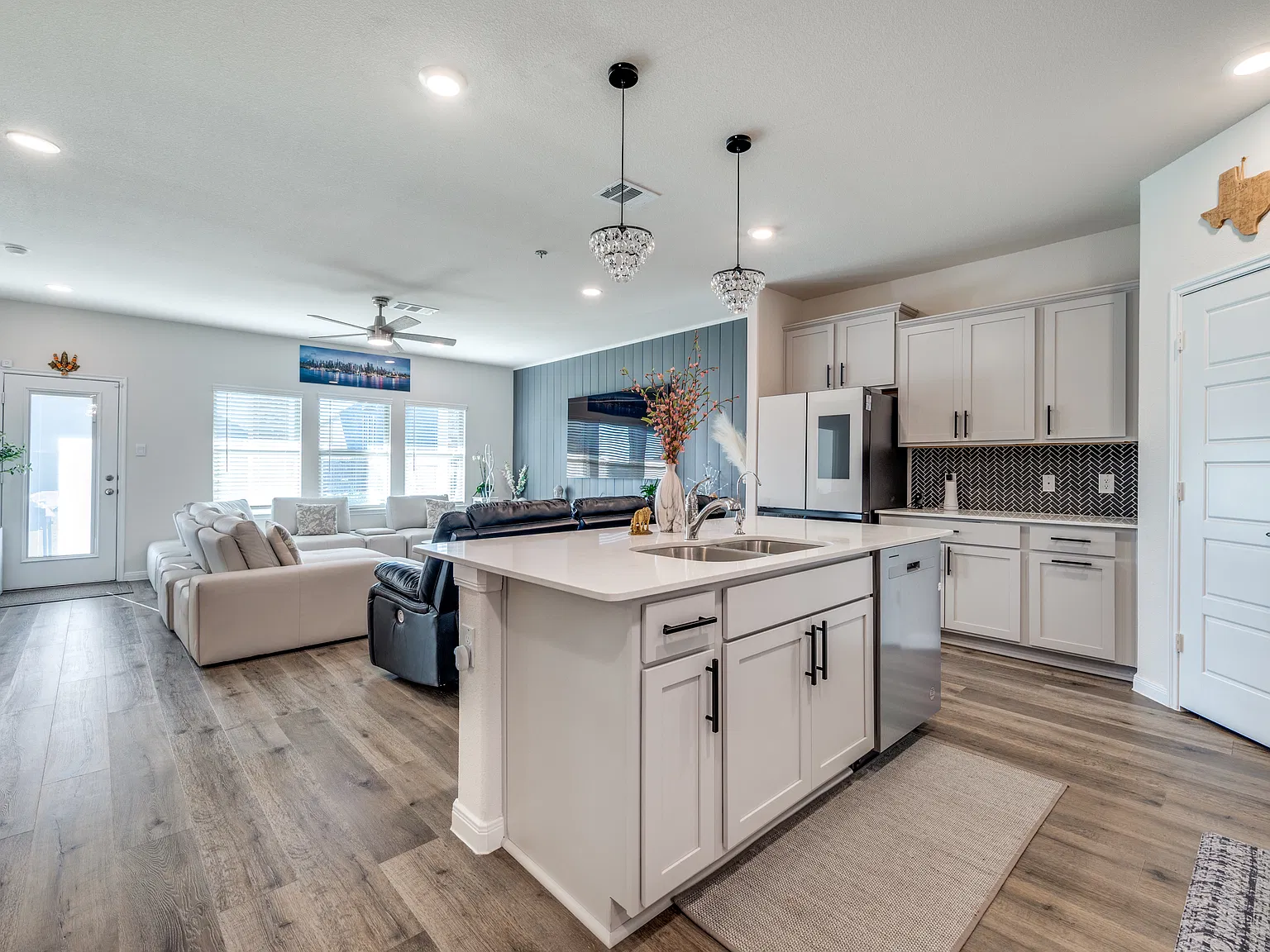 4 bed, 2583 sqft, $2,900 — Photo 3