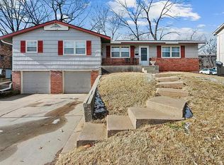 8462 Robinson St, Overland Park, KS 66212