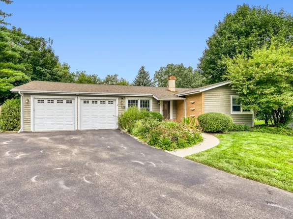 204 Hillside Ct, Lake Zurich, IL 60047