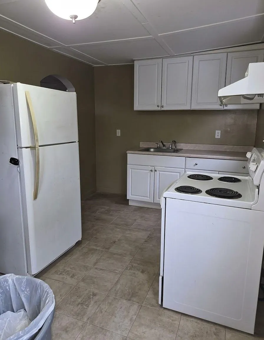 4 bed, 1.0 bath, 2135 sqft, $1,900 — Photo 2