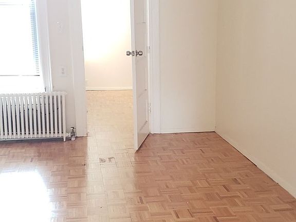 4th image of 2543 38th St APT 4L