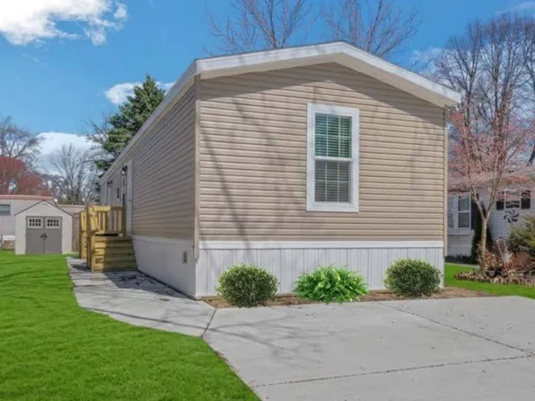 2248 Hall Ln #395, Wixom, MI 48393