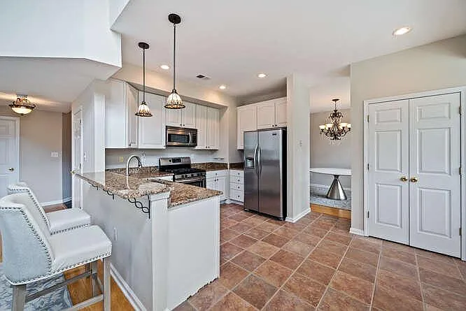 9 Inverness Dr — Photo 2