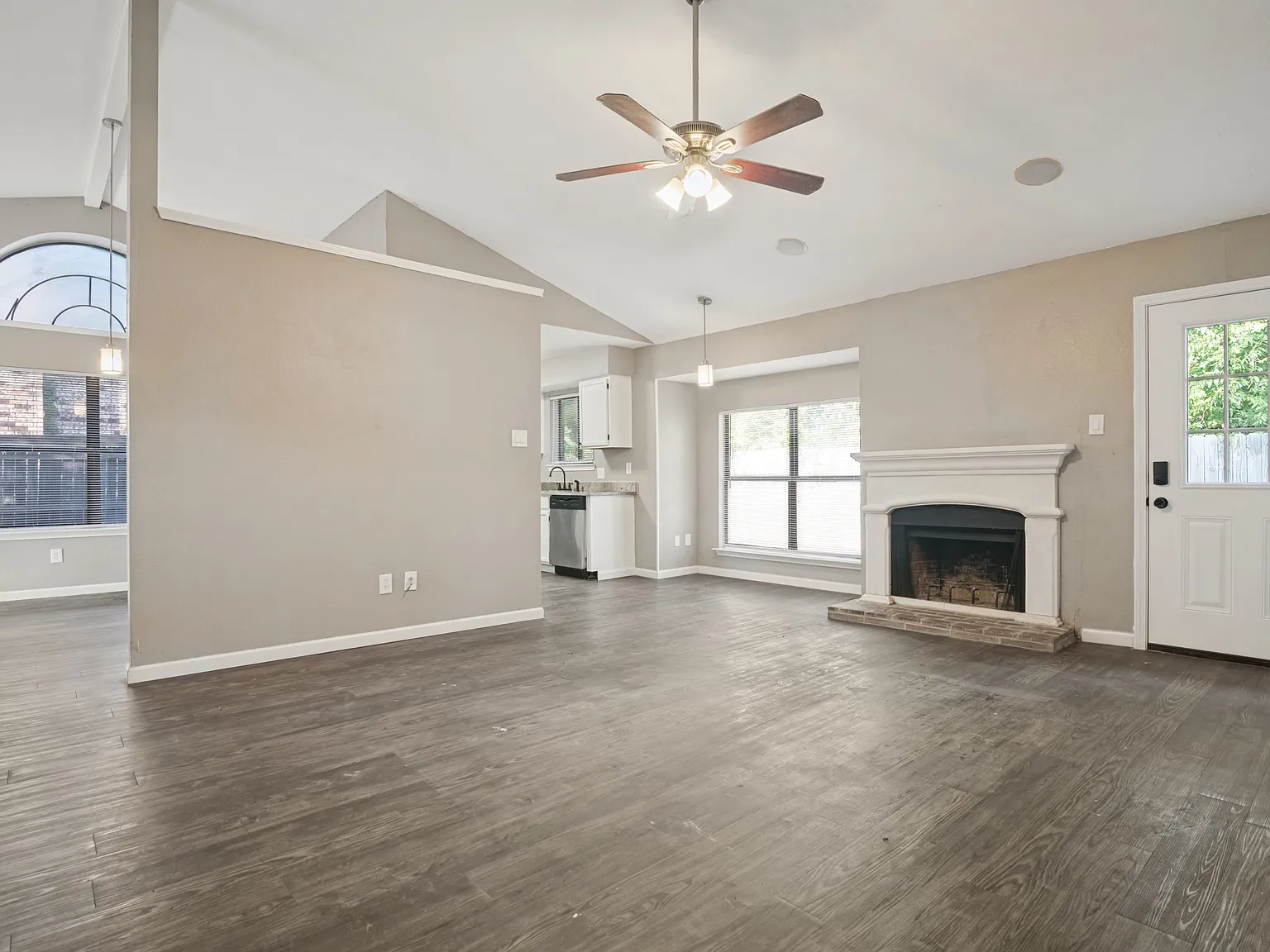 3 bed, 1555 sqft, $2,100 — Photo 3