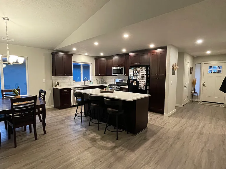 712 NE Brookstone Dr — Photo 2