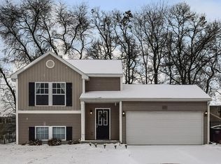 1627 Wales Dr SE, Lowell, MI 49331