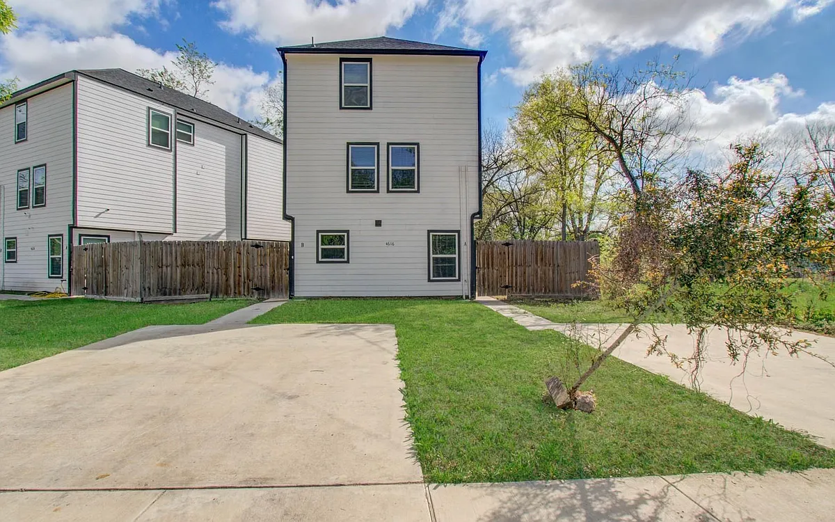 Building Photo - 4616 Shreveport Blvd #B