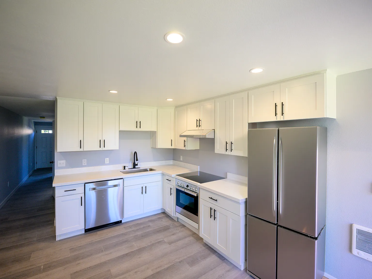 3 bed, 920 sqft, $2,500 — Photo 3