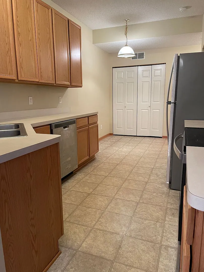 Cute & Cozy Three Bedroom Unit In The Heart Of Lakeville — Photo 3