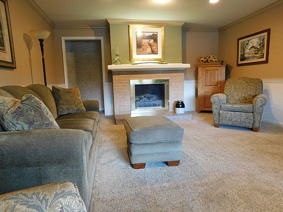 Living room 19'5" x 14'11"