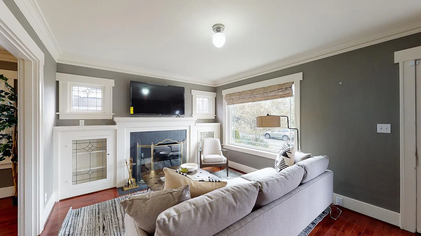 Private Bedroom in Spacious North Queen Anne Home with Fenced Backyard — Photo 3
