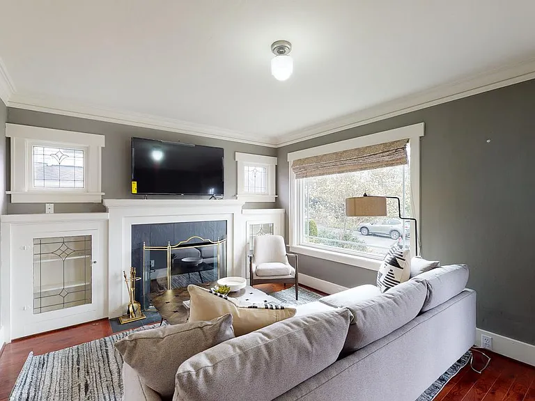 812 W Bothwell St — Photo 3